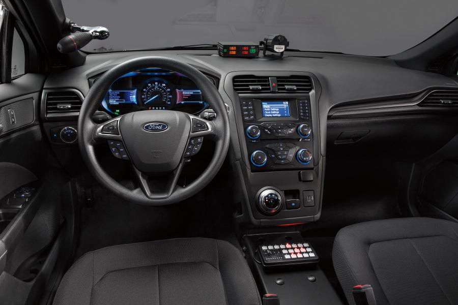 Торпедо Ford Police Responder Hybrid Sedan 2017 года  (фото 3 из 7)